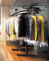 Stockage des vêtements sur convoyeur – Pressing de la Source Stockage des vêtements sur convoyeur - Pressing de la Source